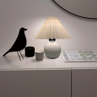 Nouvelle lampe de table moderne en céramique avec abat-jour en tissu plissé, fonctionnant sur piles, commande tactile, LED à intensité variable, blanc chaud, type C, E27