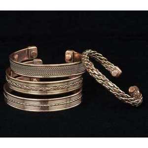 Brazalete Abierto Ajustable Hecho a Mano de Primera Calidad, Joyería Artesanal de Cobre y Latón, Regalo para Hombres y Mujeres - Product Image 1