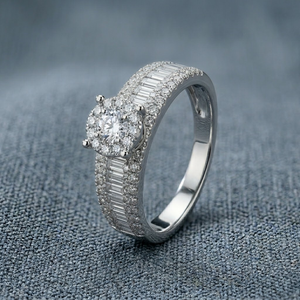 Bague de fiançailles et de mariage en or blanc 18 carats édition limitée, diamant naturel taille baguette conique, cluster de diamants certifiés IGI, joaillerie fine - Product Image 1