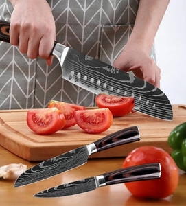 Ensemble de couteaux de cuisine japonais professionnels en acier Damas à cinq pièces, lames en acier Damas, manches en bois Pakka - Product Image 3