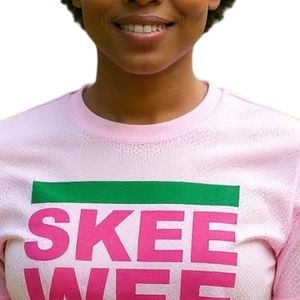 AKA Camiseta rosa Skee Wee para mujer con letras griegas, cuello redondo informal, manga corta, cómoda para el día a día - Product Image 2