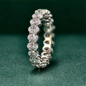 Anillo de boda de eternidad completa con diamante ovalado cultivado en laboratorio en oro blanco de 14 quilates, anillo apilable para regalo nupcial - Product Image 1