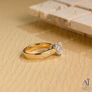 Anillo de Compromiso Ovalado de Moissanita Color Oro con Piedras Laterales, Anillo de Boda Nupcial - Product Image 5