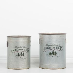 Macetas Rústicas de Metal Galvanizado Magnolia Farms para Árboles de Navidad, Decoración Navideña para el Hogar - Product Image 1