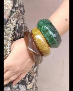 กำไลข้อมือเรซิ่น เครื่องประดับโดดเด่นสำหรับผู้หญิง ดีไซน์ทันสมัย เหมาะสำหรับงานแฟชั่นโชว์และงานปาร์ตี้ - Product Image 4
