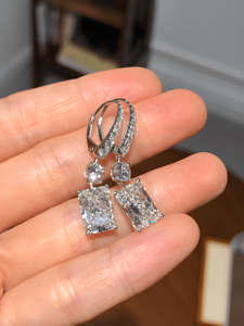 Pendientes de Lujo con Diamantes Cultivados en Laboratorio de Corte Radiante en Oro Blanco con Detalles de Barra de Diamantes Pavé, Conexión Redonda Brillante - Product Image 1