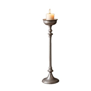 Bougeoir en métal vintage contemporain en forme de pilier en aluminium antique pour la décoration de la maison pour Noël - Product Image 1