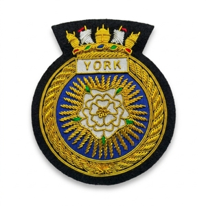 Écusson brodé main sur mesure en fil d'or à coudre pour blazer, avec motif couronne, épingle et blason en fils dorés - Product Image 3