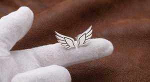 Pendientes Minimalistas de Ala de Ángel, Plata de Ley 925 Maciza, Baño de Oro Vermeil, Pendientes de Oreja con Diseño de Ala, Joyería Fina con Pluma de Ángel - Product Image 3