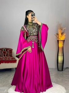 Impresionante vestido cultural afgano de satén verde esmeralda con intrincados bordados dorados en el cuerpo y amplias mangas acampanadas. - Product Image 4