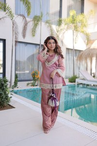 Conjunto de Top y Pantalón de Diseño para Fiesta, Estilo Salsa, con Tela de Lentejuelas y Encaje, con Jacquard y Encaje, con Dori Fumka Batwa - Product Image 1