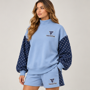 Conjunto de 2 piezas para mujer: Sudadera de cuello alto con hombros caídos y mangas de lunares azul claro de forro polar y pantalones cortos a juego. Venta al por mayor personalizada. - Product Image 2