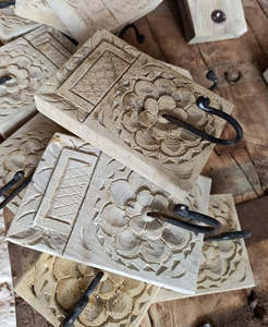 Crochet mural décoratif en bois sculpté à motifs floraux pour serviettes, manteaux, clés, foulards, ceintures – Décoration intérieure style ferme - Product Image 5