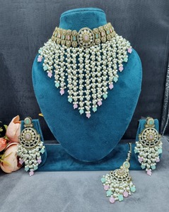 ชุดสร้อยคอพรีเมียม Ping Bling ประดับมุก Kundan พร้อมต่างหูและเครื่องประดับศีรษะแบบ Maang Tikka ประดับด้วยหินสีเขียว สำหรับเจ้าสาวในงานแต่งงาน - Product Image 2