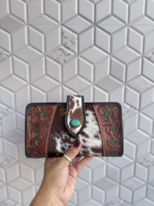 Cartera de Cuero de Alta Calidad con Grabado y Diseño Vintage, Cierre con Botón Turquesa, Cartera de Mujer para Uso Diario - Product Image 1