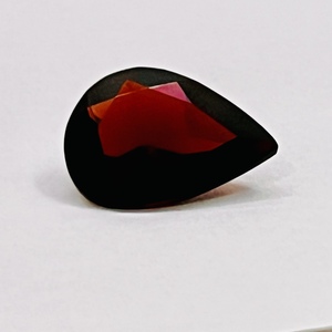 Pierre précieuse naturelle grenat du Mozambique, taille poire 13x18 mm, 10,45 carats, rouge, facettée, pour la création de bijoux fins - Product Image 1