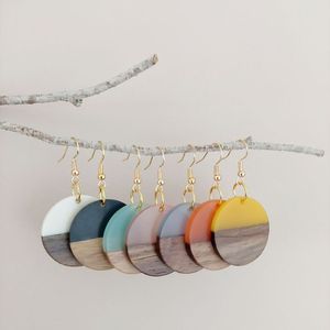 Boucles d'oreilles élégantes en bois et résine époxy, bijoux en résine faits à la main de qualité supérieure, boucles d'oreilles uniques de créateur pour les fêtes et les cadeaux - Product Image 3
