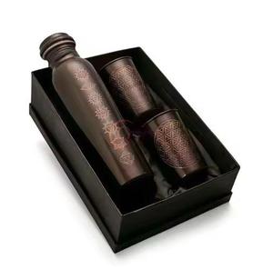 Bouteille d'eau en cuivre à motif mandala, design élégant de géométrie sacrée, bouteille à boire ayurvédique réutilisable, article cadeau haut de gamme - Product Image 2