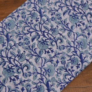 Tela de Algodón Blanco Premium Estampada a Mano con Diseño de Flores Azules y Hojas de Vid para Confección de Ropa y Decoración - Product Image 3