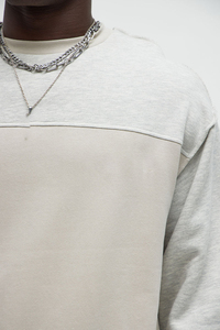 Sweat-shirt élégant pour homme à col rond et blocs de couleur, design doux à panneaux neutres avec manches longues pour un style décontracté moderne et une coupe ample. - Product Image 4