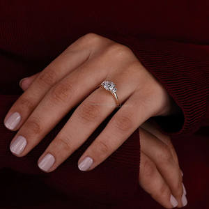 แหวนหมั้นหินสามก้อนสำหรับงานแต่งงานได้รับการรับรองจาก IGI ในห้องปฏิบัติการครบรอบชุบทอง14K - Product Image 5