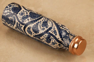 Ensemble de bouteille et de gobelets en cuivre à motif de tulipes bleues, bouteille en cuivre imprimée de motifs floraux de luxe avec gobelets assortis, design artisanal - Product Image 3