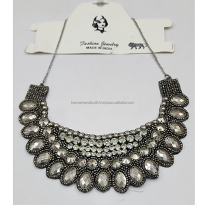 Colliers tribaux en perles de verre multicouches faits sur mesure avec des perles blanches et multicolores, idéal pour les bijouteries - Product Image 1