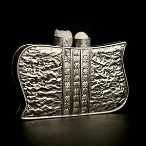 Pochette de soirée de luxe en nacre avec motif feuille métallique argentée et accents de perles - Product Image 3