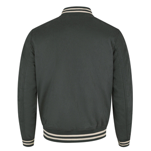 Chaqueta Varsity para hombre en color negro con bloques de color, botones a presión, cuello alto, estilo deportivo y urbano. - Product Image 3