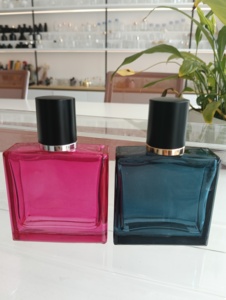 ขวดแก้วสี่เห<span class=keywords><strong>ล</strong></span>ี่ยมไล่สีขนาด 50 มล. 100 มล. สำหรับบรรจุน้ำหอมแบบเป<span class=keywords><strong>ล</strong></span>่า ฝาสีดำสำหรับฉีดพ่นน้ำหอม พร้อมบริการสกรีนโลโก้ - Product Image 4