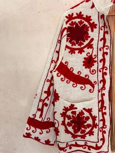 Veste artisanale en coton blanc brodée Suzani pour femmes, avec motif floral rouge, manches longues, col montant, faite à la main, style bohème, manteau d'hiver - Product Image 4
