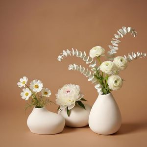Vase de table en céramique blanc mat, fait main, irrégulier, pour fleurs, récipient décoratif minimaliste en porcelaine pour la maison et les mariages - Product Image 3