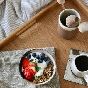 Plateau rectangulaire élégant en bois, portable et décoratif, pour le rangement des aliments, du thé, des couverts et des fruits, idéal pour la maison, la cuisine et les fêtes - Product Image 5