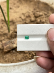 มรกตธรรมชาติจากแซมเบีย 0.41 กะรัต สีเขียวสดใส ทรงสเต็ปคัท พลอยเม็ดเดี่ยว สำหรับทำเครื่องประดับชั้นพรีเมียม - Product Image 5