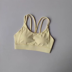 Sujetador deportivo rosa de cuello redondo para mujer, con doble capa, tirantes convertibles, ribete en contraste, sin costuras, transpirable, y shorts elásticos activos. - Product Image 2