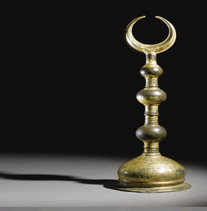 Finial de minaret traditionnel en laiton, doté d'un sectionnement arrondi superposé avec un motif croissant, disponible à prix de gros. - Product Image 1