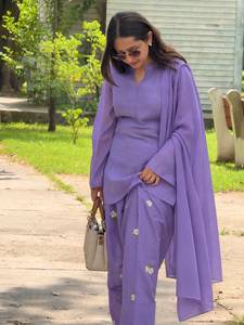 Conjunto de diseñador Mul Chanderi: Top de algodón con bordado, pantalón estilo Farshi de algodón Mul Chanderi y dupatta, completamente cosido. - Product Image 3