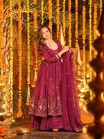 Aujourd'hui, nous présentons une nouvelle robe Anarkali de créateur, 3 pièces, en soie crêpe naturelle lourde avec sequins et broderies riches.