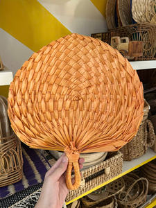 Abanico de Mano Pintado a Mano con Hojas de Palma de Bambú de Vietnam, con Color y Tamaño Personalizados para Regalos Promocionales y Decoraciones de Boda - Product Image 5