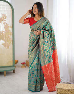 Sari Tradicional de Seda para Mujer, Marca AARA, con Bordado Zari en Verde Azulado y Rojo, Protección Solar, para Bodas, Estilo India/Pakistán - Product Image 1