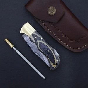 Couteau pliant en acier Damas de qualité supérieure avec manche en bois contrasté, étui en cuir, couteaux de poche utilitaires professionnels A&M Enterprises - Product Image 3