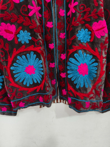 Veste en velours brodée Suzani multicolore, best-seller pour femmes, design floral respirant, confection artisanale, vêtements pour femmes. - Product Image 3