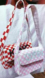 Bolso Rectangular Hecho a Mano con Diseño a Cuadros Rosa y Blanco, con Bordado Textil de la Marca Queen - Product Image 3