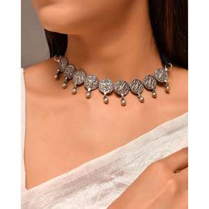 Collar con Colgante Fino Meera Jaipur, Elegante Diseño en Plata para Mujer - Product Image 1
