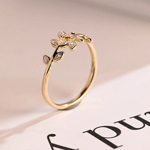 แหวนทองคำ 14K ลายใบไม้ประดับเพชรแล็บโกรว์ - Product Image 1