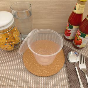 ฝาปิดแบบใช้แล้วทิ้ง ขนาด 30 ออนซ์ ผลิตจากพลาสติก PP เกรดสำหรับอาหาร เป็นมิตรต่อสิ่งแวดล้อม ปราศจากสาร BPA ใช้กับเครื่องล้างจานได้ ใช้กับไมโครเวฟได้ ใช้กับช่องแช่แข็งได้ ย่อยสลายได้ทางชีวภาพ สามารถนำไปทำปุ๋ยหมักได้ TW - Product Image 1