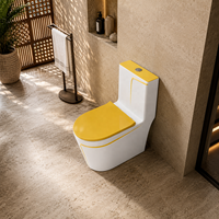 WC monobloc en céramique au design unique, couleur blanche, avec réservoir à ligne jaune clair, double chasse et abattant à fermeture douce, pour salle de bain de villa