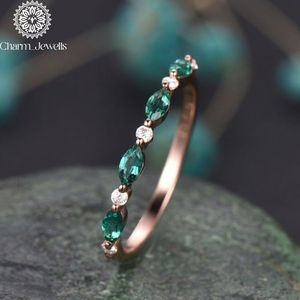 Bague de fiançailles classique pour femme en moissanite plaquée or rose avec sertissage à griffes - Product Image 2