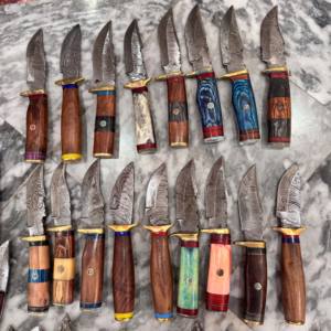 Couteau de chasse Mix Damascus, outil de survie multifonction, avec étui, livraison immédiate, stock disponible, vente en gros uniquement, option de sélection de couteaux - Product Image 1