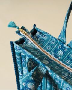 Sac fourre-tout matelassé floral bleu sarcelle grande taille avec fermeture éclair et poignée longue pour usage quotidien et shopping - Product Image 4